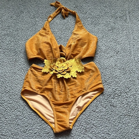 Luxe Flower Cutout Moderate Plunge Monokini One Piece Swimsuit - Picture 6 of 11